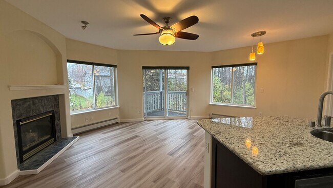 Foto del edificio - Major Updates! Raised Ranch Style Condo wi...
