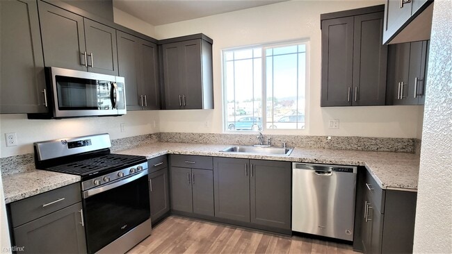 Building Photo - 3 br, 2.5 bath House - 1373 Horizon Circle