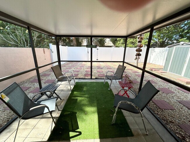 Foto del edificio - 2 Bedroom Villa with Screened in Patio!