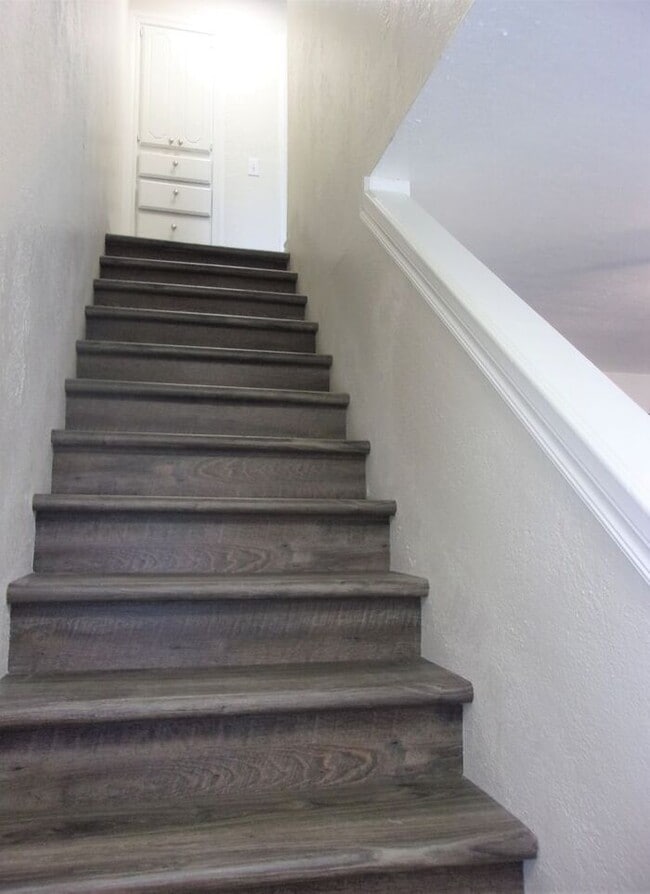Building Photo - 2 BED 1.5 BATH TWO STORY TOWNHOUSE- WARR A...
