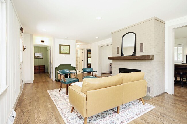 Foto del edificio - Updated Keswick Cottage on Over 7 Acres