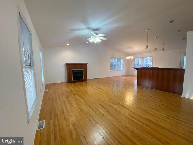 Building Photo - 237 Sylvan Ln