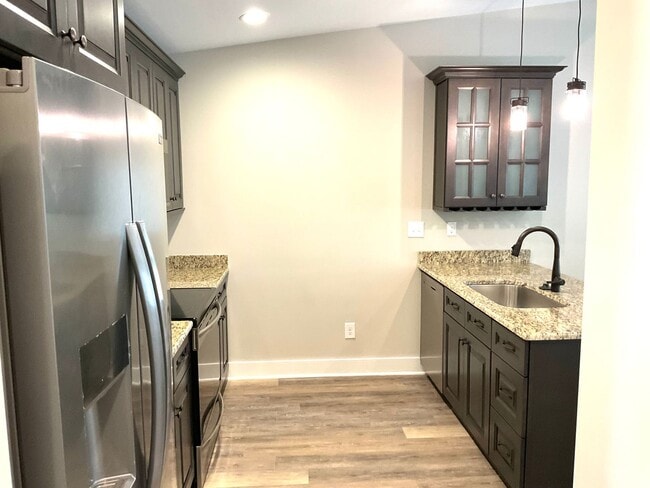 Building Photo - Court Square Town Home Duplex Apartment wi...