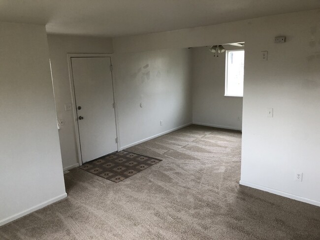 Building Photo - Bedrooms 1 Bathroom / Duplex in Commerce City