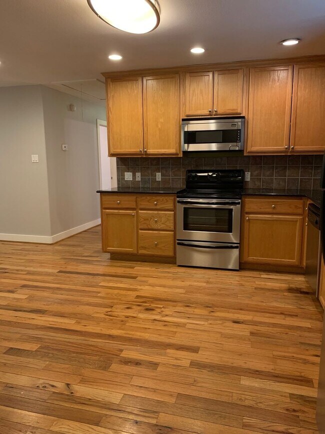 Building Photo - 3207 Hampton Rd