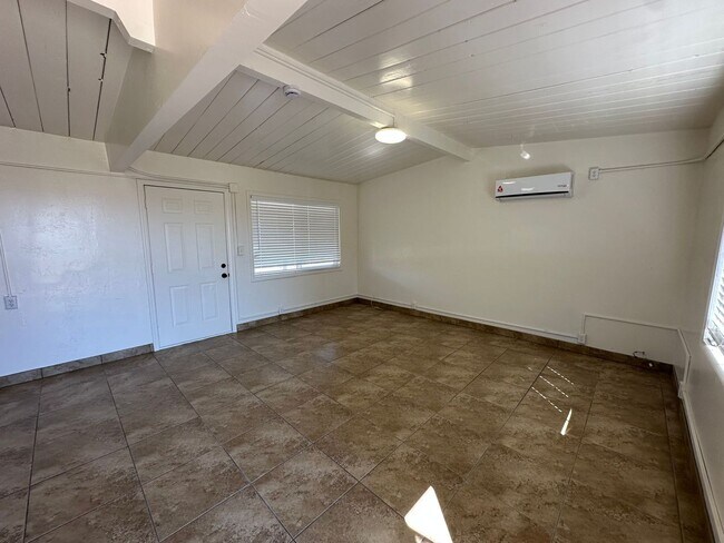 Foto del edificio - 1 BEDROOM 1 BATH APPLE VALLEY HOME