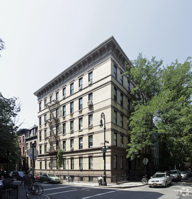 Foto principal - West Village Apartments