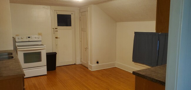 Kitchen / walk-in pantry - 2123 Geneva St