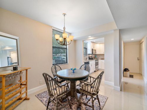 Foto del edificio - 8433 Forest Hills Dr