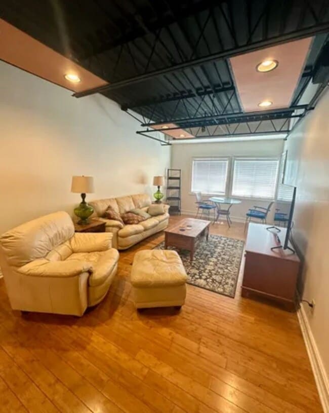 Building Photo - Upgraded 1 bedroom unit- Walking distance to campus!