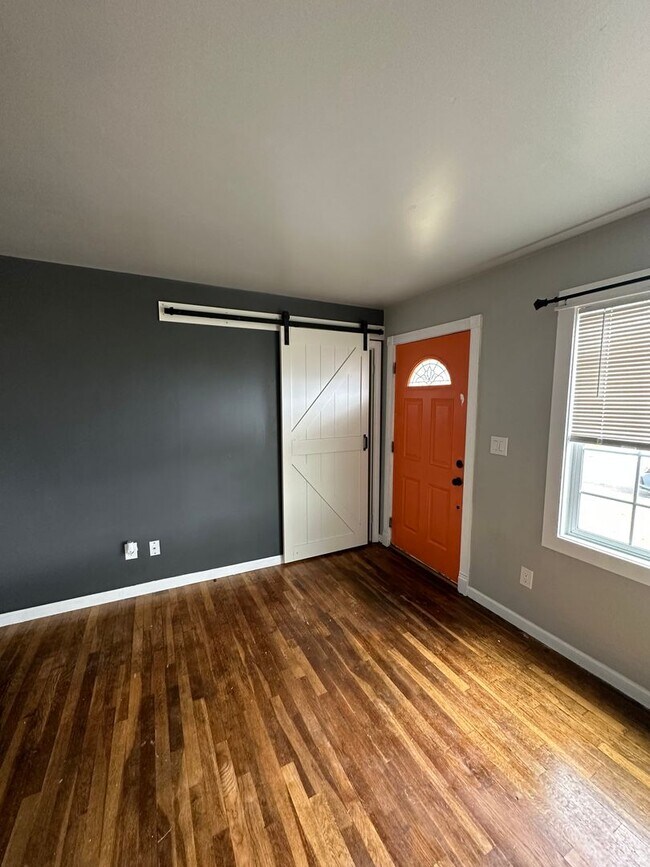 Building Photo - 3 Bedroom House Available in Astoria!