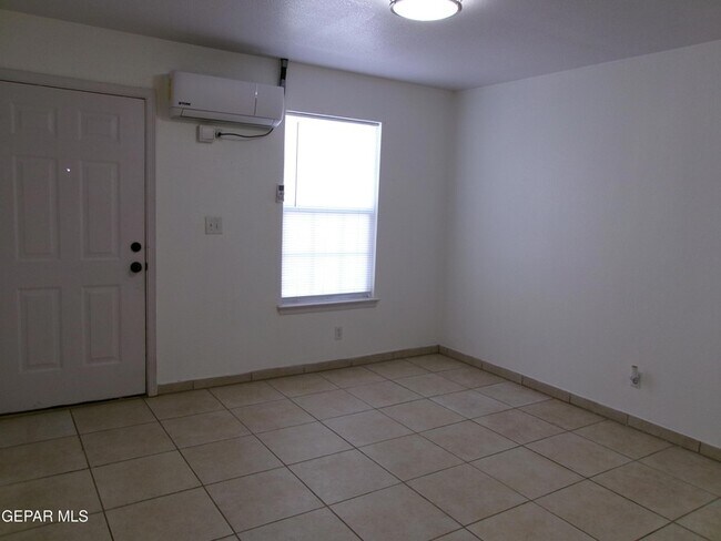 Foto del edificio - 303 McClintock Dr