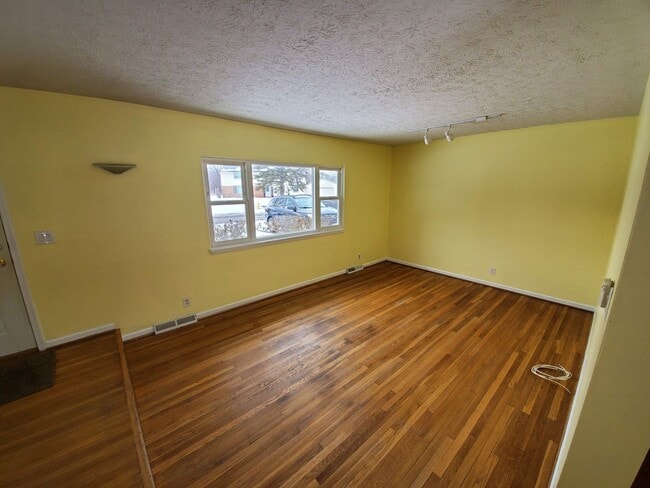 Building Photo - Available Mid June 4 Bed 2 Full Bath Singl...