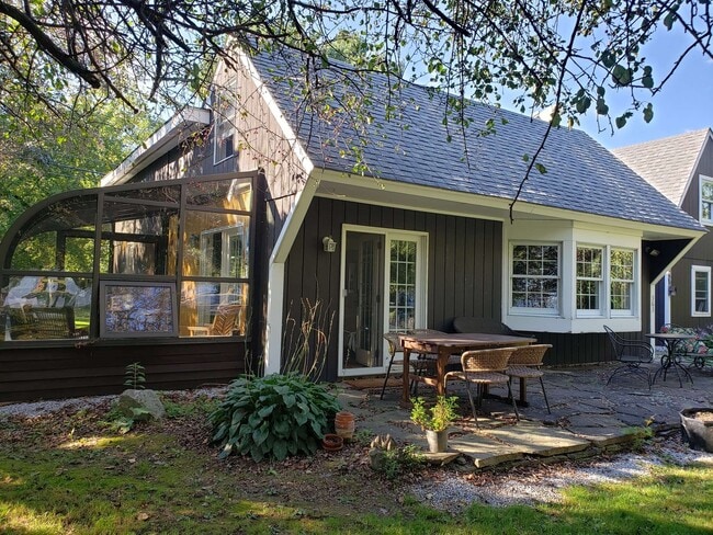 Building Photo - 363 Lakeview Dr