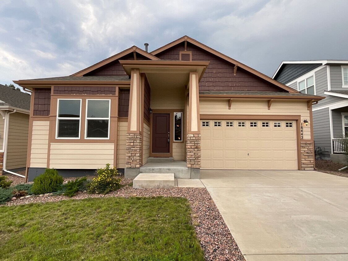 Foto principal - 4 Bedroom Home Available Near Woodmoor Dr ...