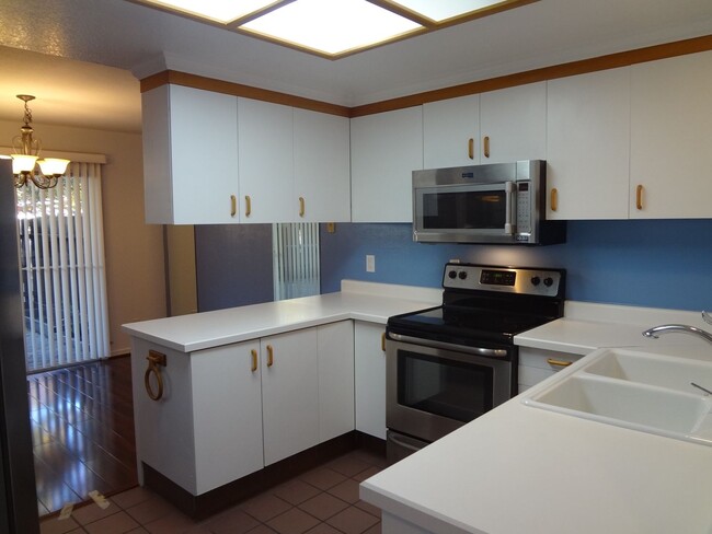 Building Photo - AVAILABLE NOW!!! Beautiful 3 Bed/2.5 Townh...