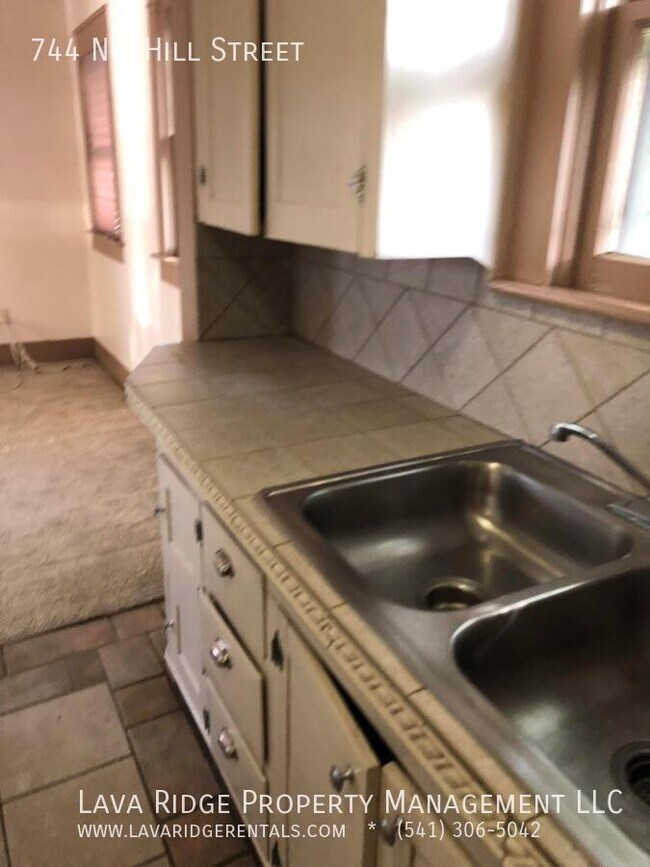 Foto del edificio - 744 NW Hill St