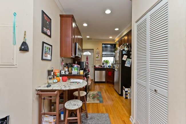 Building Photo - 1 bedroom in Chicago IL 60618