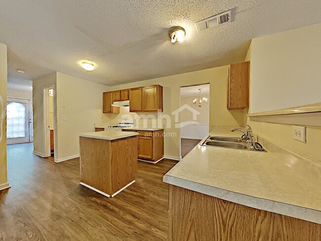 Building Photo - 6050 Pavestone Dr