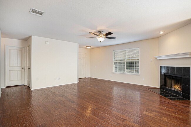 Building Photo - Ready to Go in North Fort Worth!