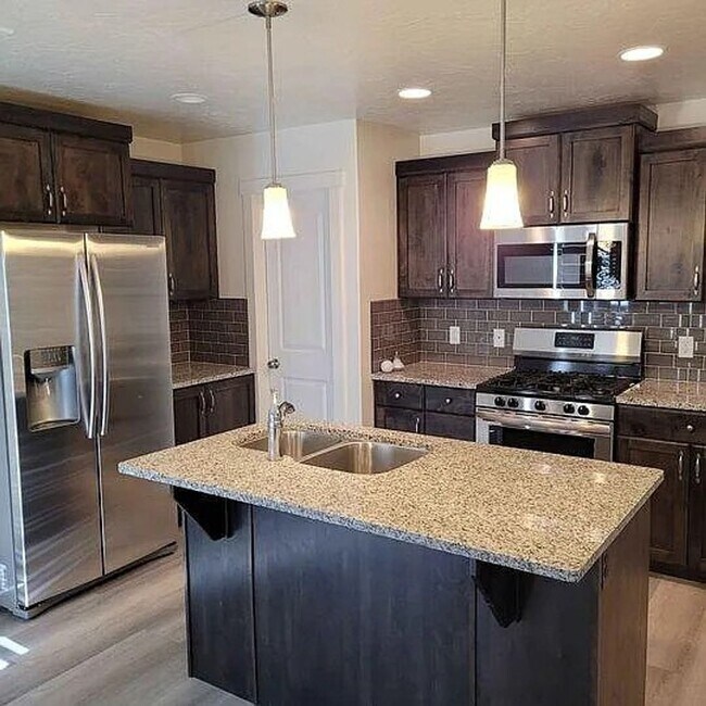 Foto del edificio - End Unit 3 Bedroom Townhome