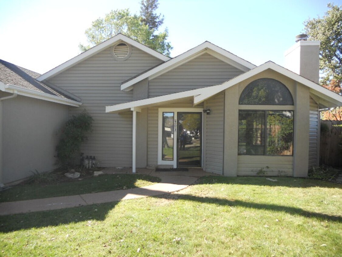 Primary Photo - Charming House on Cul-De-Sac