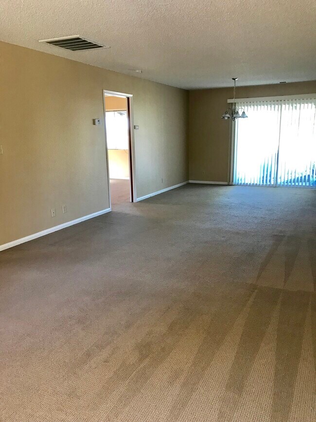 Building Photo - 1400 Flame Tree Ln