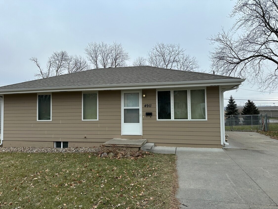 Primary Photo - 4911 Sunset Dr