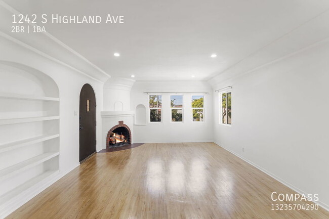 Building Photo - Updated Spanish Style Duplex with 1600 Sq....