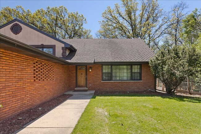 Foto del edificio - 33 Half Day Rd