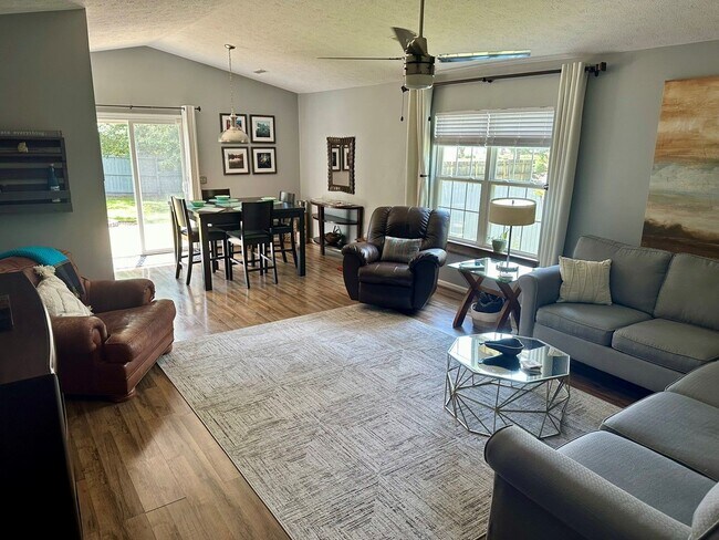 Foto del edificio - FURNISHED MONTHLY RENTAL AVAILABLE AUGUST ...