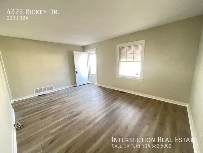 Building Photo - Cute 2 Bedroom Cottage w/ Modern Updates