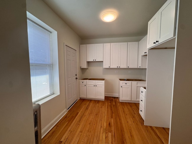 Building Photo - 6422 N Greenview Ave