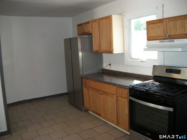 Building Photo - 27 Lilac St