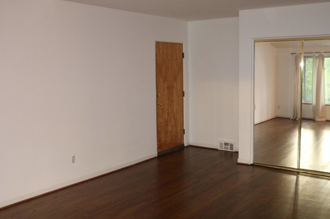Sala de estar - 323 N Eton St