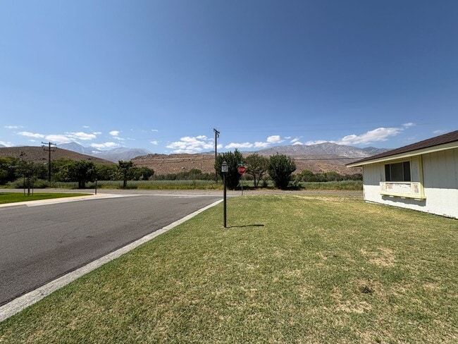 Building Photo - Home with Mountain Views