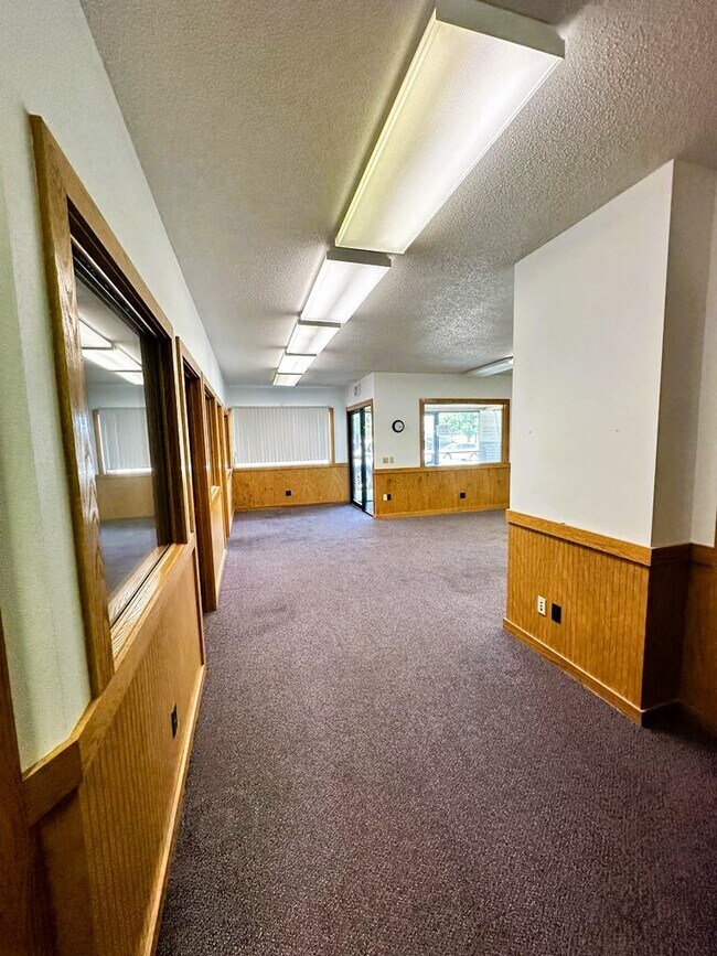 Building Photo - 332 E Ridgeway Ave