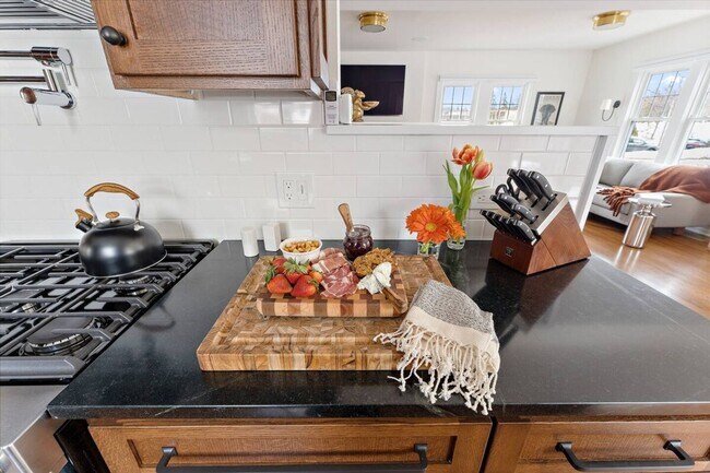 Foto del edificio - Fully Furnished Luxury Home – Just 3 Block...