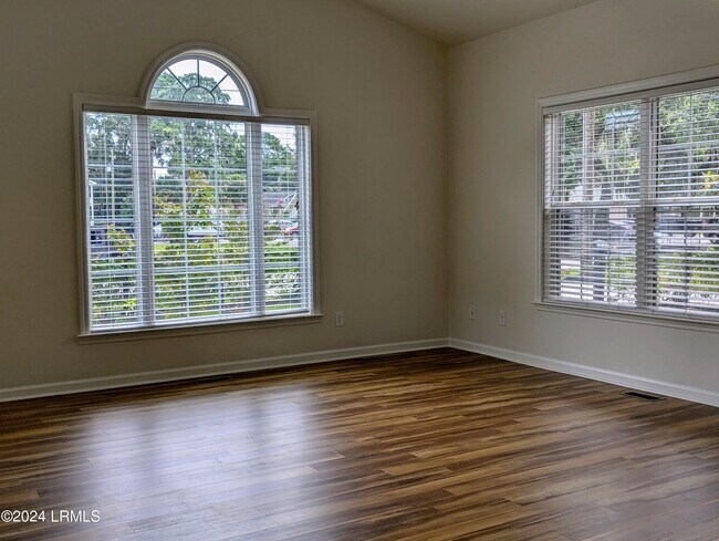 Foto del edificio - 504 Meritta Ave