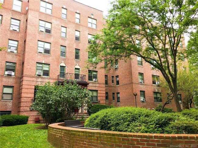 Building Photo - 140 Hoyt St