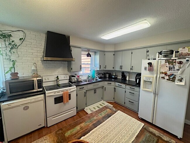 Foto del edificio - CHARMING 2BD 1BA HOME IN HAMEL
