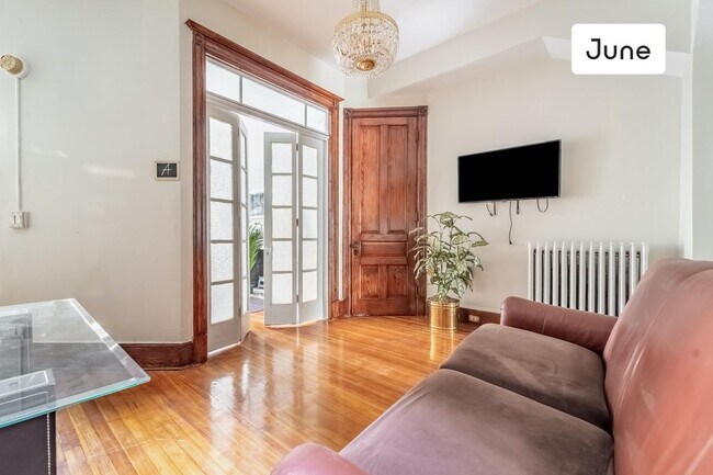 Foto del edificio - ROOM ONLY in 6-bed/6.0-bath Home