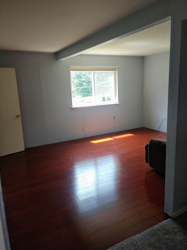Building Photo - 231 Thompson Ave