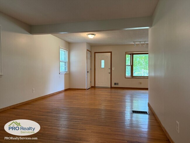 Foto del edificio - 4 Bedroom Home One Block from Medicine Lake