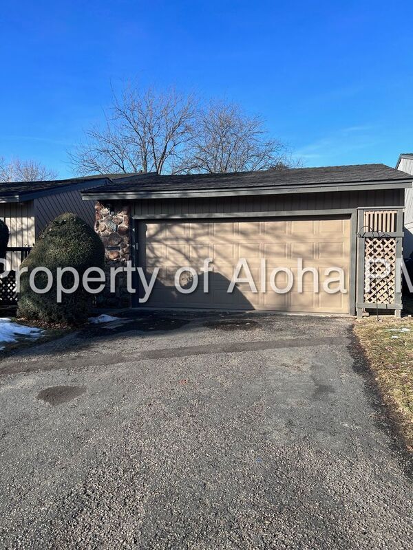 Building Photo - 885 Camelot Dr