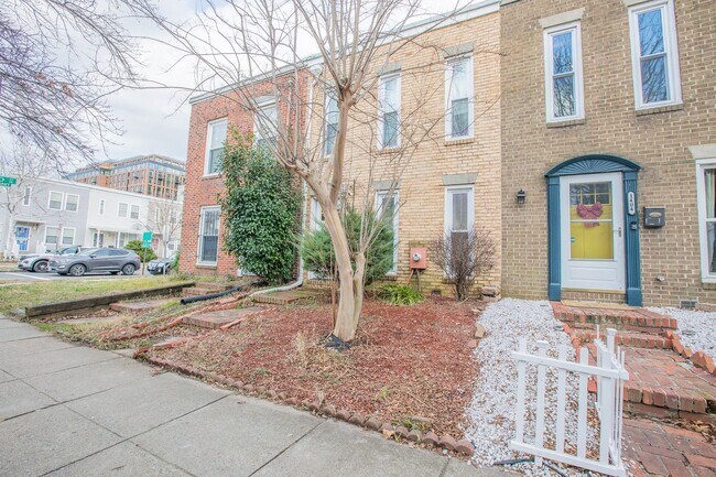 Building Photo - Beautiful 2 BR/1.5 BA Townhome in Southwes...