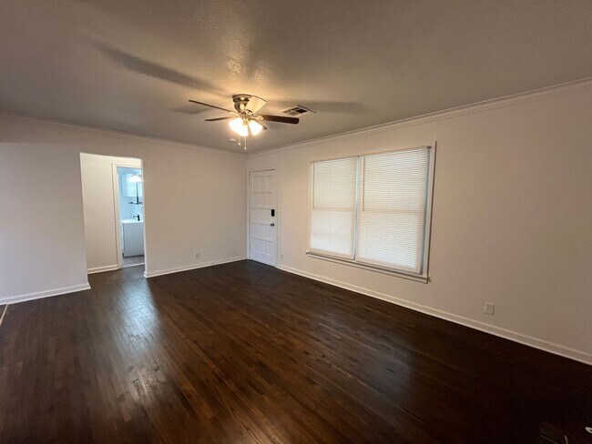 Foto del edificio - Adorable 2 bedroom 1 bathroom home with a garage!