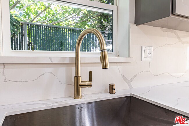 Foto del edificio - 5434 Romaine St