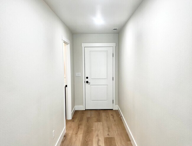 Building Photo - 605 N Rd 34