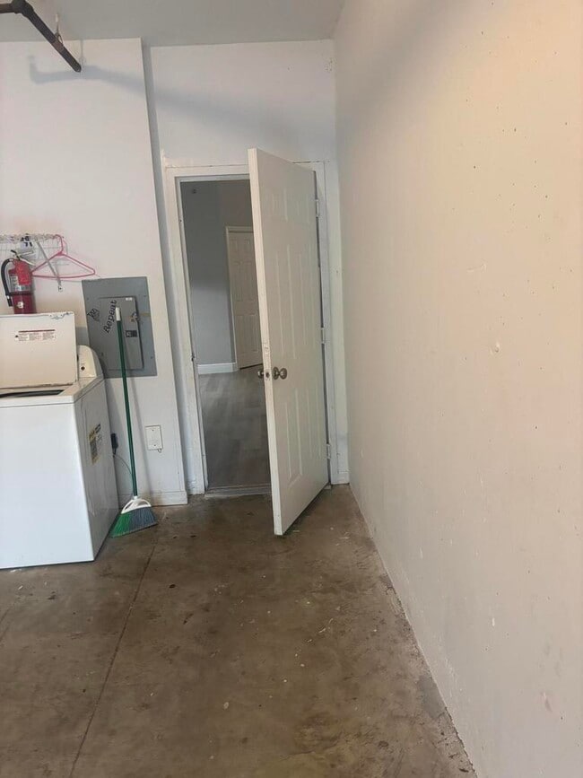 Building Photo - 350 Crestwood Cir